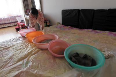 冕宁楼上漏水，住户失联，小区没物管，业主维权难！律师来支招……